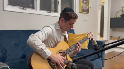 אמן הגיטרה הצעיר בביצוע מלהיב: "נגילה"