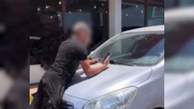 סירבה למסור פרטים; הנהג שאופנועו נפגע - חסם את רכבה ונפצע קל | צפו