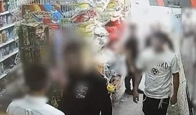 תיעוד מזעזע: עובד ניפץ בקבוק זכוכית על ראשו של העובד החרדי