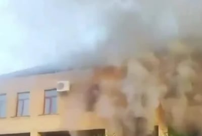 פיגוע ירי ברוסיה: שני מאבטחים נהרגו, בית הכנסת הוצת | צפו