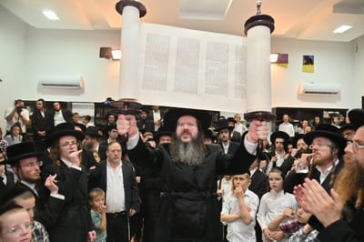 הכנסת ספר תורה לביהמ"ד 'נחלת דן' בביתר