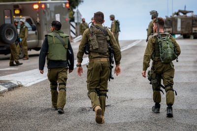 חיילי צה"ל בזירת פגיעת טיל נ"ט במהלך מלחמת חרבות ברזל