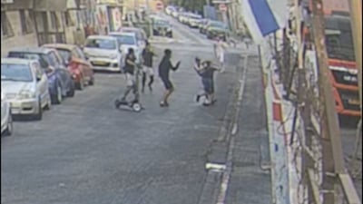 תיעוד הזוי: הלך לקנות חלב במכולת בתל אביב - ונערים התנפלו עליו