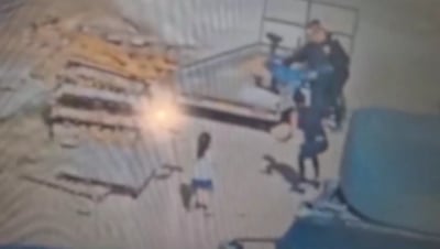 איזו אכזריות: האבא חטף מכות קשות מול ילדיו הקטנים
