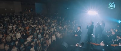 1,200 אבות ובנים בביצוע מרגש ל"ברכת הבנים" ב'אחוות תורה' | צפו