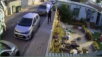 תושב רהט בן 15 תלש דגל ישראל בשדרות במהלך פינוי אשפה