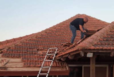 נתפס: העבריין החביא פרטי אמל"ח ומכשירי קשר בין הרעפים בגג הבית | צפו