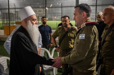הרמטכ״ל במג'דל שמס עם מוואפק טריף מנהיג העדה הדרוזית בישראל.