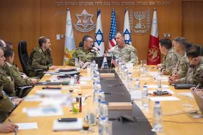 מייקל קורילה עם הרמטכ"ל לשעבר.