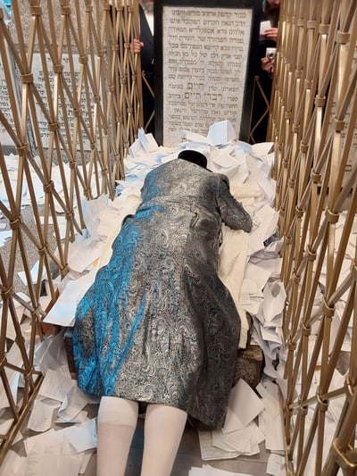 האדמו"ר ממעזבוז במסע הקודש על קברי צדיקים