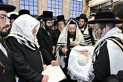 האדמו"ר מקאסוב, והגרי"מ שעכטר בברית מילה