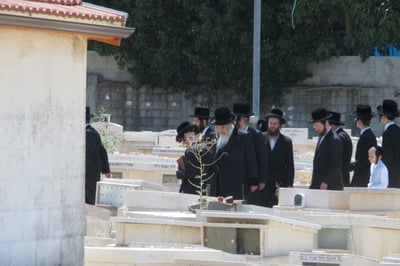האדמו"ר מויז'ניץ קיימישע בבית החיים ויז'ניץ בבני ברק