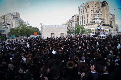 "עטוף בטלית" | האדמו"ר הכניס 'ספר תורה' לבית מדרשו בירושלים 