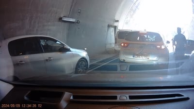 כמו בסרט פעולה: הבלשים פרקו בנשקים שלופים ופרצו לרכב