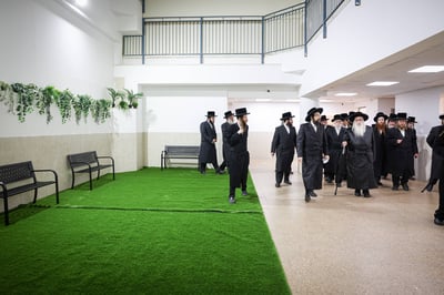 האדמו"ר מצאנז בקביעת מזוזה לישיבתו החדשה בעיר ביתר עילית