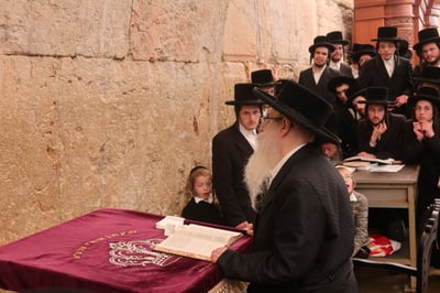האדמו"ר מצאנז קלויזנבורג בכותל המערבי 