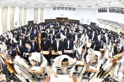 כל נדרי בהיכל ישיבת סלבודקה
