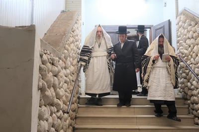 ערב יום כיפור ומוצאי יו"כ אצל האדמו"ר מטשארנוביל