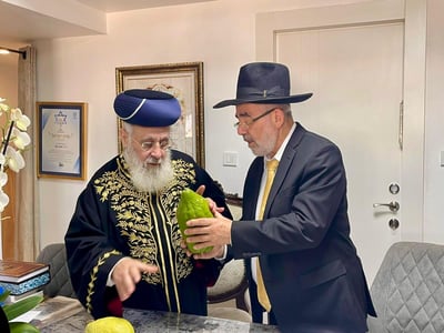 הרב שלמה זביחי מעניק אתרוגים מהודרים לרבנים הראשיים בישראל