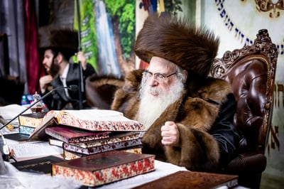 טיש חוה"מ סוכות בחצה"ק צאנז קלויזנבורג