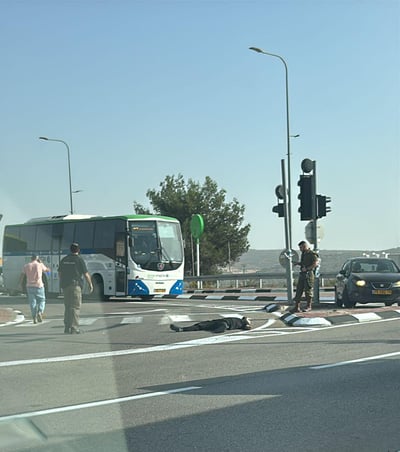 המחבל מנוטרל בזירת הפיגוע בכניסה ליישוב שילה בבנימין