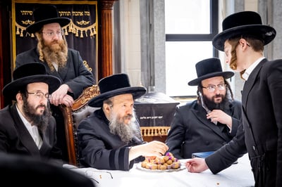 האדמו"R מבאבוב 45 בפתיחת זמן החורף בישיבתו במאנסי