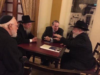 נציגי הרבנים עם האקבי