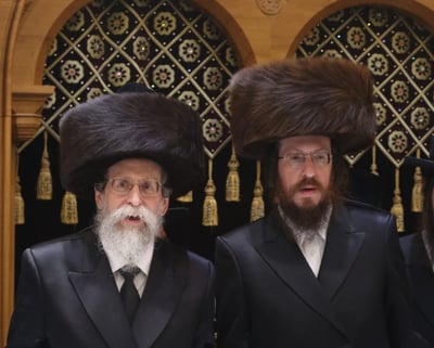 האדמו"ר מבאיאן עם בנו בכורו הרה"צ רבי יוסף