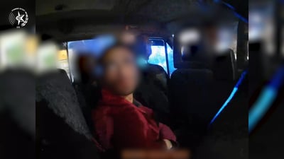 נהג הסיע 11 שוהים בלתי חוקיים בבני ברק - ונעצר אחרי מרדף | תיעוד