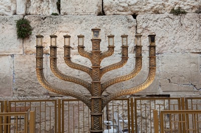 חנוכה חווייתי: מוזמנים לסיורים היסטוריים ואירוע מרכזי סוחף בחינם