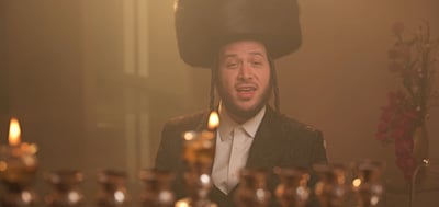 מוטי אילוביץ' חושף: השיר החדש שיאיר את חג החנוכה