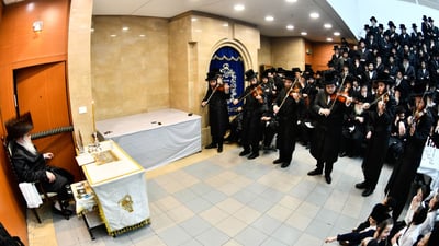 האדמו"ר מנדבורנה בהדלקת נרות חנוכה
