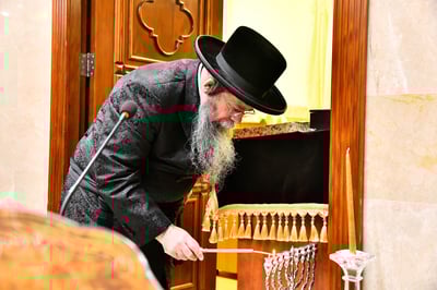 האדמו"ר התייפח בבכי נסער | מעמד ההדלקה בשבט הלוי