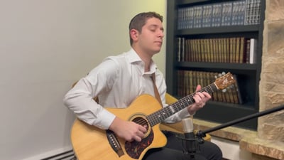 בן 17 מנגן: הגרסה שתרגש את חובבי המוזיקה היהודית