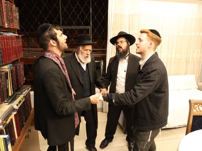 הגאון רבי שלמה מחפוד בריקוד אחר הדלקת נרות חנוכה