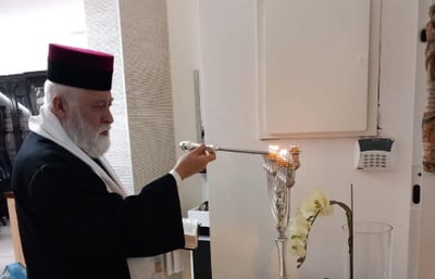 בגלימתו של אביו | מדוע הגרא"מ מאמאן הדליק נרות פעמיים?