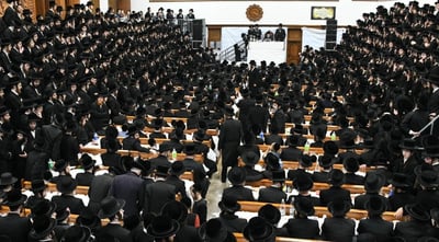 הרבי מרחמסטריווקא בטיש בביהמ"ד,  