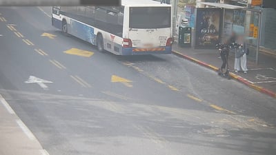 לעיני המצלמות: כך שדד השב"ח את הטלפון מידי אישה