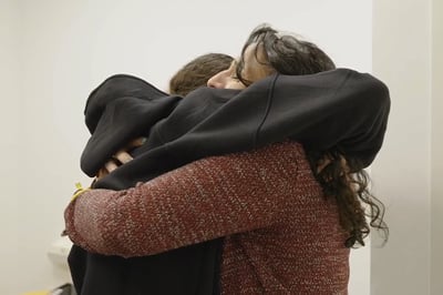 רומי גונן עם אימה רגע אחרי השחרור 