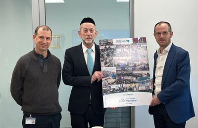 רפול מעניק למקלב את התעודה של הרכזות, לצד רועי אסף