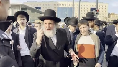 פרשים, בואש ועימותים בהפגנה סוערת בירושלים: "אתם חשובים לצבא פחות מכלבים!"