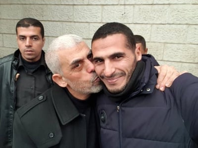 ה"עיתונאי" מצטלם עם סינוואר שר"י