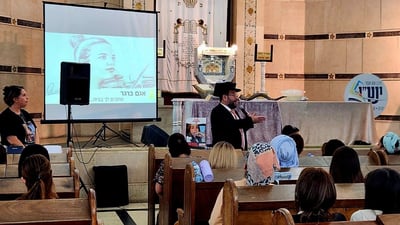עם מירב ברגר בכנס יש"י למען החטופים בבית הכנסת הגדול