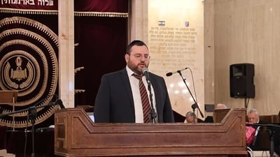 וואו! כשהחזן אברהם ברנהולץ הרטיט את הלבבות בביצוע של "עקביא בן מהללאל"