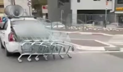אסף עגלות סופר ברחבי העיר עם רכבו הפרטי - ועוכב לחקירה