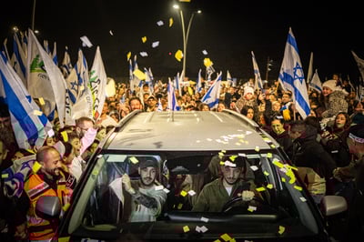 מפגינים בדרישה לעסקה