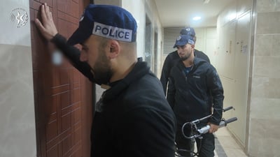 "פתח ת'דלת, משטרה" | כך נעצרו חשודים בזריקת הרימון בבני ברק