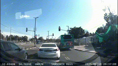 תיעוד דרמטי: רעולי פנים שדדו נהג רכב - ונמלטו ברגע האחרון