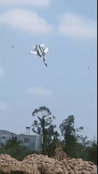 במהלך אימונים; מטוס קרב של חיל האוויר הסיני התרסק - הטייס הצליח להימלט | צפו