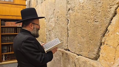 הרה"ג ר' שמואל רבינוביץ בתפילה